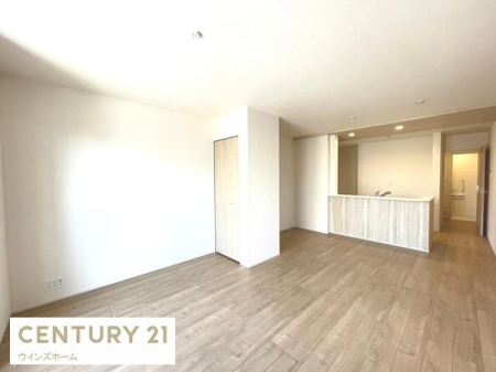 ���r���O ��16.6����LDK�͉Ƒ��S�����������Ƃ��낰���Ԃł��B�o���R�j�[�ɖʂ����傫�ȑ�����͍̌������Ղ�A��������閾�邢���r���O�ł��I
