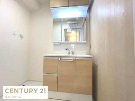 ���ʑ�E���ʏ� ���̎x�x��Ǝ����X���[�Y�ɂ��Ȃ���z�u�B�O�ʋ��̎��[��Ɨ���������@�u��ȂǁA����̎g���₷������������m�ۂ���Ă��܂��B