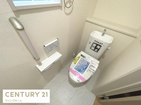 �g�C�� �g�C���͂P�E2�K�ɐݒu����Ă���A�������֍��t���̐����ȃg�C���B