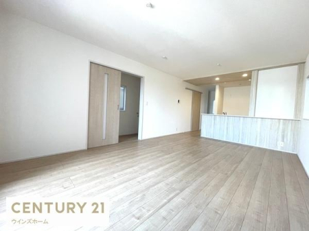 ���r���O ��16.6����LDK�͉Ƒ��S�����������Ƃ��낰���Ԃł��B�o���R�j�[�ɖʂ����傫�ȑ�����͍̌������Ղ�A��������閾�邢���r���O�ł��I
