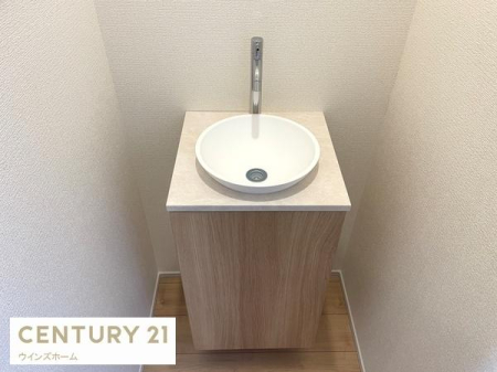 ���ʑ�E���ʏ� 2�K�ɂ̓Z�J���h���ʑ䂪�ݒu����Ă���A1�K�̐��ʏ����g���Ȃ����◈�q���Ȃǎg���ĕ֗��ł��I