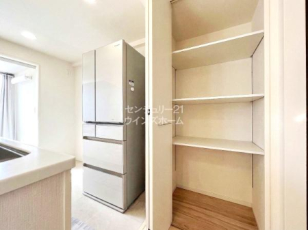 ���[ �L�b�`���܂��̓X�b�L���Ƃ��Ă������ł���ˁB�����ŃL�b�`�����Ƀp���g���[��݂��܂����I�����u���̐H�ނ�ۑ��H�A������������A��������Еt�����L�b�`����Ԃ��������܂��I��CG�ŉƋ�������Ă��܂�