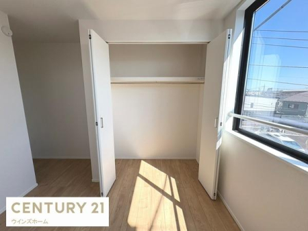 ���[ �N���[�[�b�g���S���ݒu����Ă���A���������X�b�L���Еt���܂��B