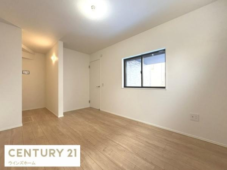 �m�� �����������F�����ƃV���v���ȃf�U�C�������̗͂m���B�E�H�[�N�C���N���[�[�b�g�t���ŁA�ߗނ�ו��̐������ڂ����₷���A�g������̗ǂ����K��Ԃł��B