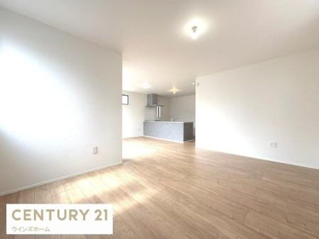 ���r���O ��20����LDK�͂������Ƃ��낰���Ԃł��B���r���O�ƃ_�C�j���O�����R�Ɏg���������邽�߁A�l�X�ȃ��C�t�X�^�C���ɑΉ����܂�!