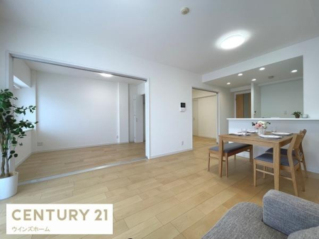 ���r���O ��15.1����LDK�͉Ƒ��S�����������Ƃ��낰���Ԃł��B�o���R�j�[�ɖʂ����傫�ȑ�����͍̌������Ղ�A��������閾�邢���r���O�ł��I
