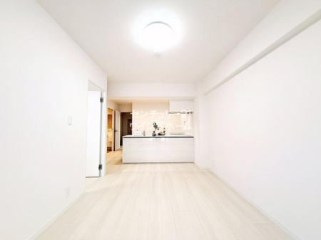 ���r���O LDK�͂��Ƒ����ꏏ�ɉ߂�����؂ȋ�Ԃł��B�����������Ȃ���Ƒ��̊炪������ΖʃL�b�`���ƃ_�C�j���O�A�����Ăʂ�����������閾�邢���r���O�������A���Ƒ��̂₳�����J���[�܂�Ԏ��ƂȂ��Ă��܂��I