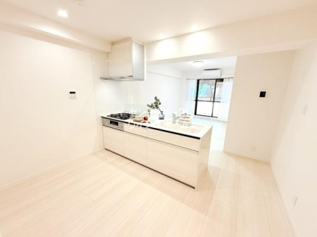 �L�b�`�� �L�b�`�����烊�r���O�S�̂����n������Ă����ł���ˁB���Ƒ��Ƃ̃R�~���j�P�[�V�������e�ސl�C�̑ΖʃL�b�`���ł��I�������������Ȃ��悤�ɔz�u���ꂽ���K�ȃL�b�`���X�y�[�X�ł��������ł��܂��B