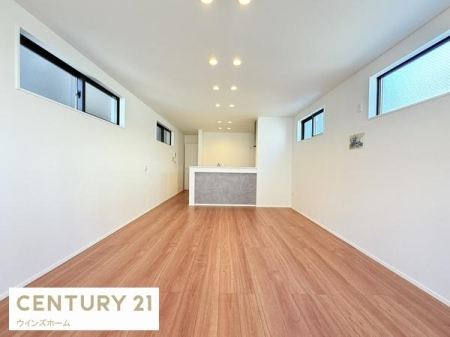 ���r���O ��17.5����LDK�͉Ƒ��S�����������Ƃ��낰���Ԃł��B�o���R�j�[�ɖʂ����傫�ȑ�����͍̌������Ղ�A��������閾�邢���r���O�ł��I
