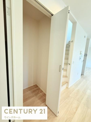 ���[ �L�b�`���ɂ̓p���g���[���[���ݒu����܂����I�����Ɠd��H��A�퉷�ł̕ۑ����\�ȐH�ƂȂǂ̎��[�ɖ𗧂��܂��B