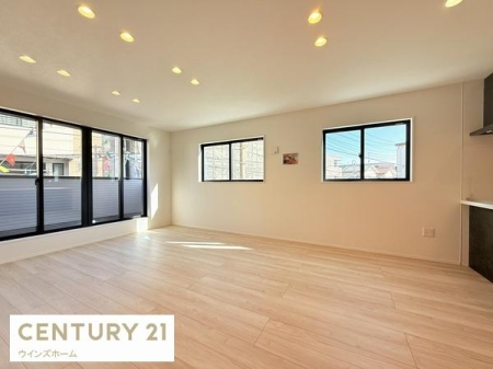 ���r���O ��19����LDK�͉Ƒ��S�����������Ƃ��낰���Ԃł��B�o���R�j�[�ɖʂ����傫�ȑ�����͍̌������Ղ�A��������閾�邢���r���O�ł��I
