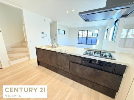 �L�b�`�� �X�^�C���b�V���ȃV�X�e���L�b�`���́A���[�͂Ƌ@�\�������˔����A�������y�����Ȃ��ԁB���r���O�ƂȂ��郌�C�A�E�g�����͂ł��B