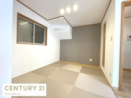 �O�ʓ��H�܂ތ��n�ʐ^ �O�ʓ��H�͖k����6���A�쐼��6���̊p�n�I���ʂ��ǍD�B�Ԓʂ�̏��Ȃ��ՐÂȏZ��n�B