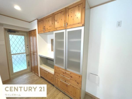 �L�b�`�� ��Ƃ肠��ΖʃL�b�`���͂��Ƒ��Ƃ̉�b���e�ސ݌v�B�������H��@�t���ŁA�����������������K�ȃL�b�`�����C�t���B��AI�ɂ�菬�������������摜�ł��B