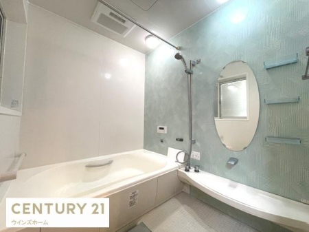 ���� ���[�t���̌��ւ́A�Ƒ��̌C��ו����X�b�L�����ځB���q�����D��ۂȍL���Ɩ��邳�ł��B��AI�ɂ�菬�������������摜�ł��B