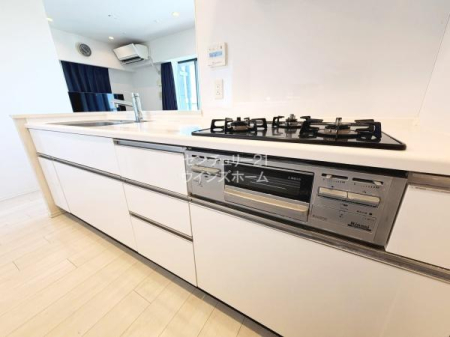 �L�b�`�� �z���C�g�x�[�X�̐������̂���V�X�e���L�b�`���B�����������͂������Ă���Ƃ������Ƒ��Ƃ̃R�~���j�P�[�V�������e�ސl�C�̑Ζʎ����̗p���܂����I�������������Ȃ��悤�ɔz�u���ꂽ���K�ȃL�b�`���X�y�[�X�ł��B