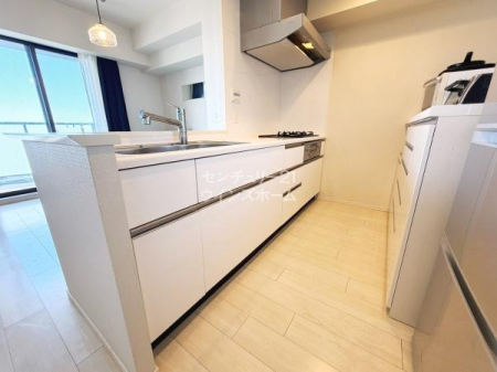 �L�b�`�� �L�b�`���̗��ɂ͑�^�̗①�ɂ�J�b�v�{�[�h��z�u���Ă��[���ȍL�����m�ۂ��Ă��܂��I�ڂ̑O�ɂ��Ƒ��̗l�q�������Ȃ��炨�������ł���z�u�́A�q��Ē��̂��ƒ�ɂ��s�b�^���ł��I