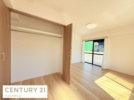 ���[ �N���[�[�b�g���S���ݒu����Ă��܂��I�ו���u���ꏊ���m�ۂ����̂ł������̐������ڂ����₷���Ȃ�A���K�ȋ�Ԃ����肠���܂��I