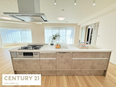 �L�b�`�� �V�X�e���L�b�`����2025�N10���Ɍ����ρI�������������r���O�ɂ��邲�Ƒ��Ƃ̉�b���y���߂�Ζʎ����̗p���܂����I�r���g�C���򐅊�������������@�\�^�C�v�ł��I