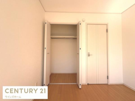 ���[ �N���[�[�b�g���S���ݒu����Ă��܂��I�ו���u���ꏊ���m�ۂ����̂ł������̐������ڂ����₷���Ȃ�A���K�ȋ�Ԃ����肠���܂��I