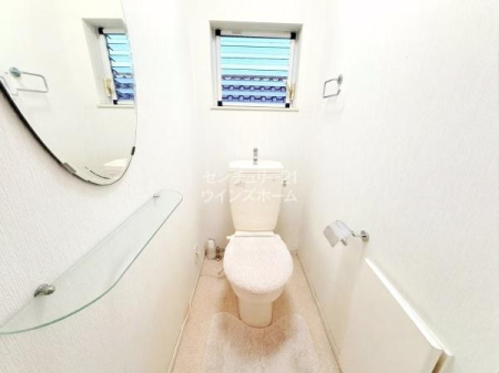 �g�C�� �g�C���͔�����Ƃ��������Ő�����������A�������芷�C���ł���悤�����ݒu���܂����I��������Ƃ�����Ԑ݌v�ŁA�������K�ɂ��g�����������܂��B