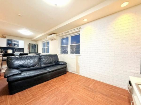 ���r���O ���Ƃ̎���ł���LDK��20���̍L�X�Ƃ������Z�X�y�[�X���m�ۂ��܂����I�������V���v���ȑ���Ȃ̂ŁA�\�t�@��e�[�u���̃��C�A�E�g�����R�Ɋy���߂܂���I��CG�ŉƍ�����������Ă��܂�