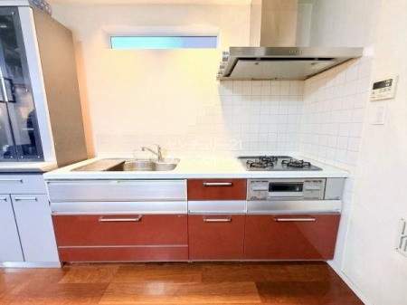 �L�b�`�� �V�X�e���L�b�`���͂������ɏW���ł���Ǖt���^�C�v���̗p���܂����I�������������Ȃ��悤�ɔz�u���ꂽ�L�b�`���X�y�[�X�ŉ��K�ɂ��������ł��܂��B��CG�ŉƍ�����������Ă��܂�