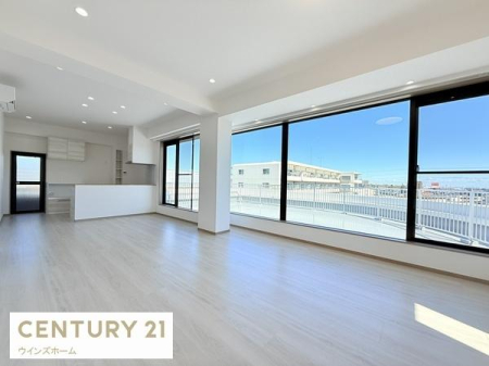 ���r���O ��18����LDK�͉Ƒ��S�����������Ƃ��낰���Ԃł��B�o���R�j�[��]�ޕǈ�ʂ̑傫�ȑ�����͍̌������Ղ�A��������閾�邢���r���O�ł��I
