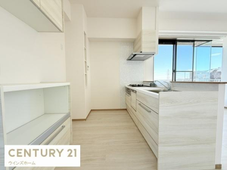 �L�b�`�� �X�^�C���b�V���ȃV�X�e���L�b�`���́A���[�͂������Ղ�ŗ������y�����Ȃ��ԁB���r���O�ƂȂ��郌�C�A�E�g�����͂ł��B�J�b�v�{�[�h���ݒu�ςŏ�����p��}�����܂��I