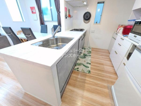 �L�b�`�� �������������Ƒ��Ƃ̃R�~���j�P�[�V�������e�ސl�C�̑ΖʃL�b�`���ł��I�r���g�C���H��@�����������g������̗ǂ��L�b�`���ƂȂ��Ă��܂��I�������������Ȃ��悤�ɔz�u���ꂽ���K�ȃL�b�`���X�y�[�X�ł��B