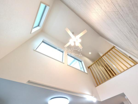 ���r���O LDK�͂��Ƒ��݂�Ȃł��낮�ꏊ������z�̓��閾�邢��Ԃ��ǂ��ł���ˁB�����Ń��r���O�㕔�ɐ�������݂��܂����I��Ԃɉ��s�������܂�A���邳�ƊJ�������A�b�v����݌v�ɂȂ��Ă��܂��I