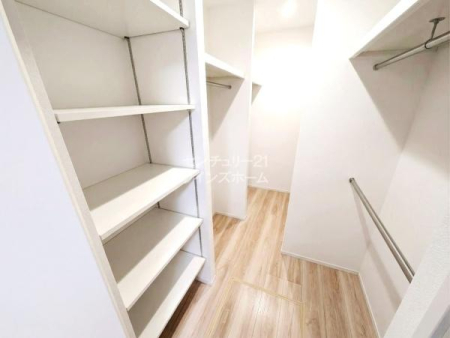 ���[ ���[�X�y�[�X�����ƑI�т̑厖�ȃ|�C���g�B��^�̃E�H�[�N�C���N���[�[�b�g�����p�ӂ��܂����I��e�ʂ̃N���[�[�b�g�Ȃ̂ŁA�m�������łȂ��X�[�c�P�[�X�⏬���Ȃǂ����[�ł��܂��I��CG�ŉƍ�����������Ă��܂�