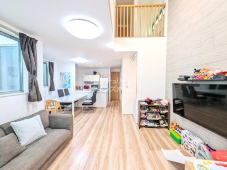 ���r���O ���r���O�K�ɐ��܂��ƃo���R�j�[���W�񂵂����K�����v�����I�Ǝ��������t���A�ōςނ悤�݌v���ꂽ�[���̊Ԏ��d�l�ł��B����Ő��󕨂��������߂ɊK�i����艺�肷��K�v������܂���I