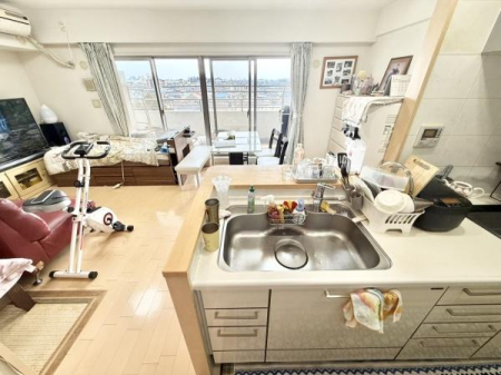 �L�b�`�� �ΖʃL�b�`�����烊�r���O�S�̂����n����J���I�ȋ�ԁB
����������ɍL����Ԏ��ɂ��A�z������̗ǂ����邢�Z�܂��ł��B