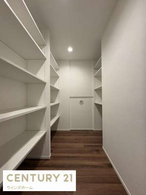 ���[ �z�[���ɂ͑�e�ʂ̎��[�ɂƉ��I��ݒu���Ă���܂��B��̕�����������A���p�i�Ȃǂ������Ղ���[�ł��܂��B