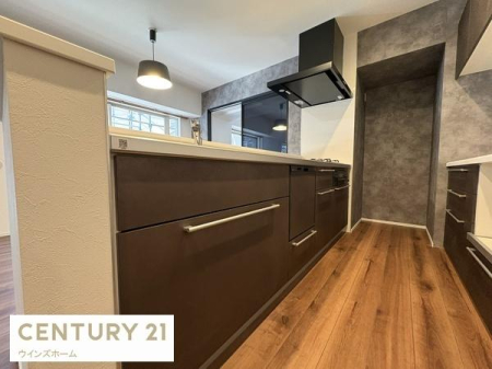 �L�b�`�� �X�^�C���b�V���ȃV�X�e���L�b�`���́A���[�͂������Ղ�ŗ������y�����Ȃ��ԁB���r���O�ƂȂ��郌�C�A�E�g�����͂ł��B�J�b�v�{�[�h���ݒu�ςŏ�����p��}�����܂��I