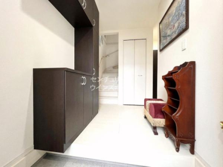 ���� �Ƃ̑���ۂ����߂�G���g�����X�͂����L���C�ɂ��Ă����������́B�����Ō��ւɂ͎��[�͂̍����V���[�Y�{�b�N�X�������I�J�E���^�[�����ɏ�����ʐ^�������Ă������ł��ˁI��CG�ŉƍ�����������Ă��܂�