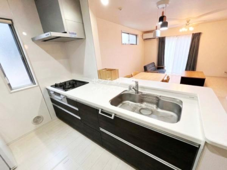 �L�b�`�� �������������r���O�ɂ��邲�Ƒ��Ƃ̃R�~���j�P�[�V�������e�ސl�C�̑ΖʃL�b�`�����̗p���Ă��܂��I�������������Ȃ��悤�ɔz�u���ꂽ���K�ȃL�b�`���X�y�[�X�ł��B��CG�ŉƍ�����������Ă��܂�