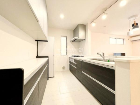 �L�b�`�� �L�b�`���̗��ɂ͂������̃J�b�v�{�[�h���ݒu����Ă��܂��I�����f�ނ̃J�b�v�{�[�h��T���̂͑�ςł���ˁB���𑵂��邱�Ƃō����������茩���ڂ��X�b�L���ł��I��CG�ŉƍ�����������Ă��܂�