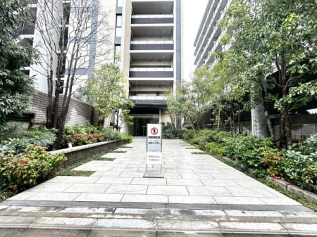 �G���g�����X �O�ʓ��H����G���g�����X�܂ł̃A�v���[�`�����ɂ́A�ΖL���ȐA�͌v��ŊO�o���E�A��ɂ��S�n�ǂ��������邱�Ƃ��ł��܂��I