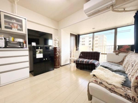 ���r���O �������z���C�g�~�x�[�W���ł܂Ƃ߂��Z�ݎ�̊������f����V���v�����_����LDK�B���C�h�E�E�C���h�E�Ŗ��邭�J���I�ȃ��r���O�́A���Ƒ������R�ƏW�܂�e���̏�ɂȂ肻���ł��I��CG�ŉƍ�����������Ă��܂�