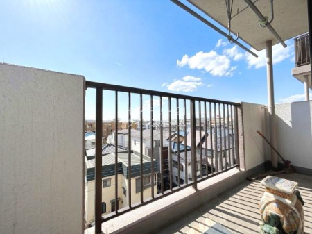 �o���R�j�[ �V�C�̗ǂ����ɂ͐��󕨂��J���b�Ɗ�������悤�ȁA��������̗ǂ������Ƀo���R�j�[���ݒu����Ă��܂��I5�K�Ȃ̂ł������̒����ʍs�l�Ȃǂ̖ڂɐG��ɂ����A�h�Ɩʂł����S���������̂��������ł��ˁB