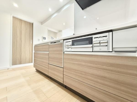 �L�b�`�� �X�^�C���b�V���ȃV�X�e���L�b�`���́A���[�͂Ƌ@�\�������˔����A�������y�����Ȃ��ԁB���r���O�ƂȂ��郌�C�A�E�g�����͂ł��B