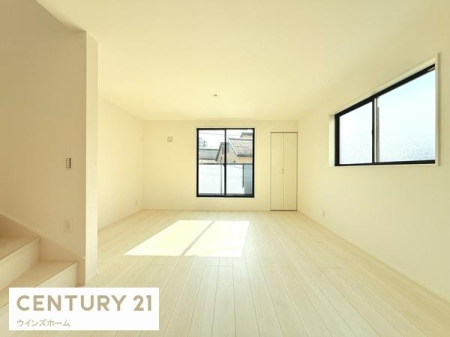 ���r���O ��17.4����LDK�͉Ƒ��S�����������Ƃ��낰���Ԃł��B�o���R�j�[��]�ޑ傫�ȑ�����͍̌������Ղ�A��������閾�邢���r���O�ł��I
