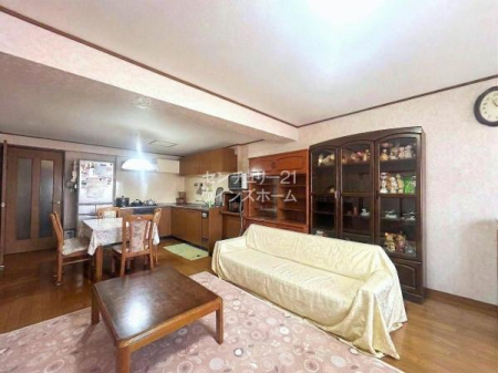 ���r���O ���Ƃ̎���ł���LDK��20���Ƃ����ˌ��Ă̂悤�ȍL�X�Ƃ������Z��Ԃ��m�ۂ��܂����I�������V���v���ȑ���Ȃ̂ŁA�\�t�@��e�[�u���̃��C�A�E�g�����R�Ɋy���߂܂���I��CG�ŉƍ�����������Ă��܂�