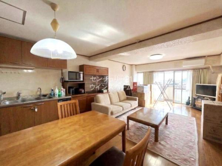 ���r���O �����𔒁~���ł܂Ƃ߂��Z�ݎ�̊������f����V���v�����_����LDK�B���C�h�E�E�C���h�E�Ŗ��邭�J���I�ȃ��r���O�́A���Ƒ������R�ƏW�܂�e���̋�ԂɂȂ肻���ł��I��CG�ŉƍ�����������Ă��܂�