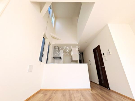 ���r���O LDK�͂��Ƒ��݂�Ȃł��낮�ꏊ������z�̓��閾�邢��Ԃ��ǂ��ł���ˁB�����Ń_�C�j���O�̏㕔�ɐ�������݂��܂����I��Ԃɉ��s�������܂�A���邳�ƊJ�������A�b�v����݌v�ɂȂ��Ă��܂��I