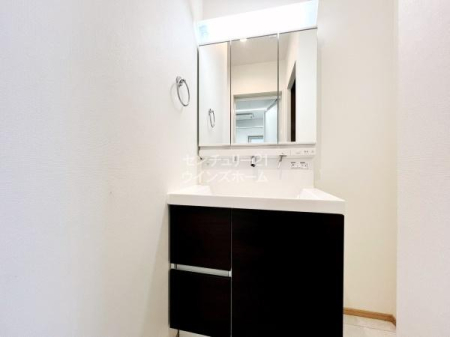 ���ʑ�E���ʏ� �g������̗ǂ��O�ʋ��̃V�����v�[�h���b�T�[�B���̊p�x���ς�����̂Ńw�A�X�^�C���⃁�C�N�ɂ��������Ɋ������ł��ˁB�悭�g�����ʂ̃n���h���ʒu�Łu���v���o���ȃG�l�݌v�̃G�R�n���h���������̗p���܂����I