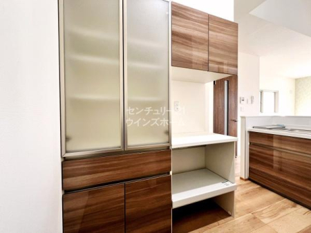 �L�b�`�� �L�b�`���̗��ɂ͂������̃J�b�v�{�[�h���ݒu����Ă��܂��I�����f�ނ̃J�b�v�{�[�h��T���̂͑�ςł���ˁB���𑵂��邱�Ƃō����������茩���ڂ��X�b�L���ł��I