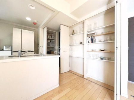 �L�b�`�� �g�l���W�܂�ꏊ�ɂ͉ו����W�܂�h�ƍl���A���r���O�ɂ����p���[��݂��܂����I�l�ڂɂ������Ȃ����⏑�ނȂǂ����[�ł��A�X�b�L���Еt�������r���O���������܂��I��CG�ŉƍ�����������Ă��܂�